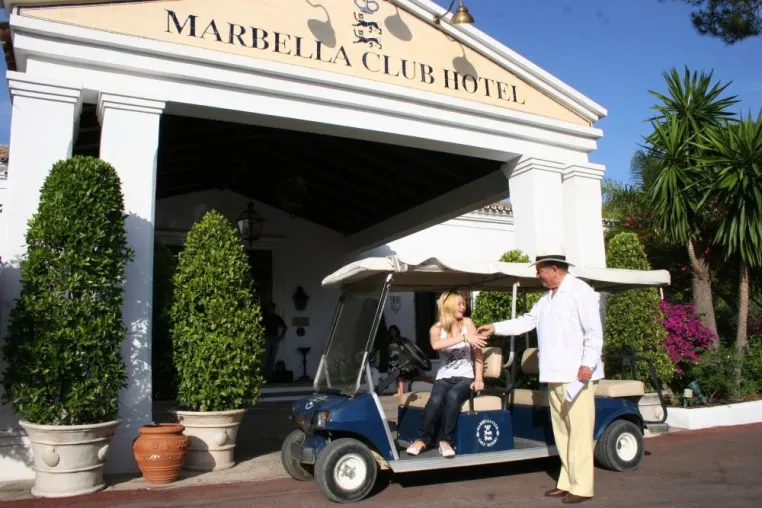 Marbella Club - Rasante junge Rennfahrerin trifft alten Adel - Jackie Weiss und Rudolf Graf von Schönburg Bild: Marbella Club - Rasante junge Rennfahrerin trifft alten Adel - Jackie Weiss und Rudolf Graf von Schönburg