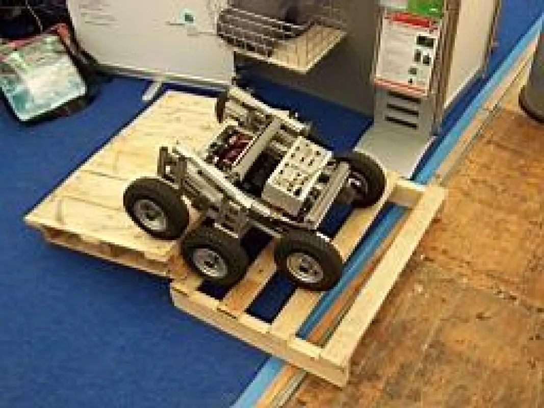 Mit sechs Rädern klettert der Volksbot von Fraunhofer auch problemlos über Treppen.