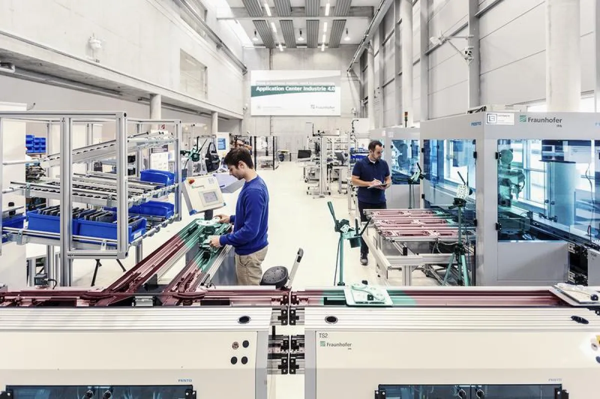 Mit intelligenten Kameras und einem Maschinensteuerungskonnektor erkennt die »Smarte Systemoptimierung« des Fraunhofer IPA Produktionsfehler und deren Ursachen. (Quelle: Universität Stuttgart IFF/Frau