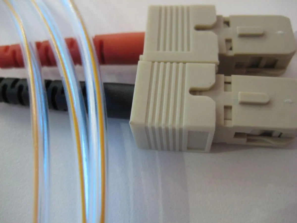 Weltneuheit von PatchSee - Neues LWL-Patchkabel Xtrace mit Lichterkennungssystem