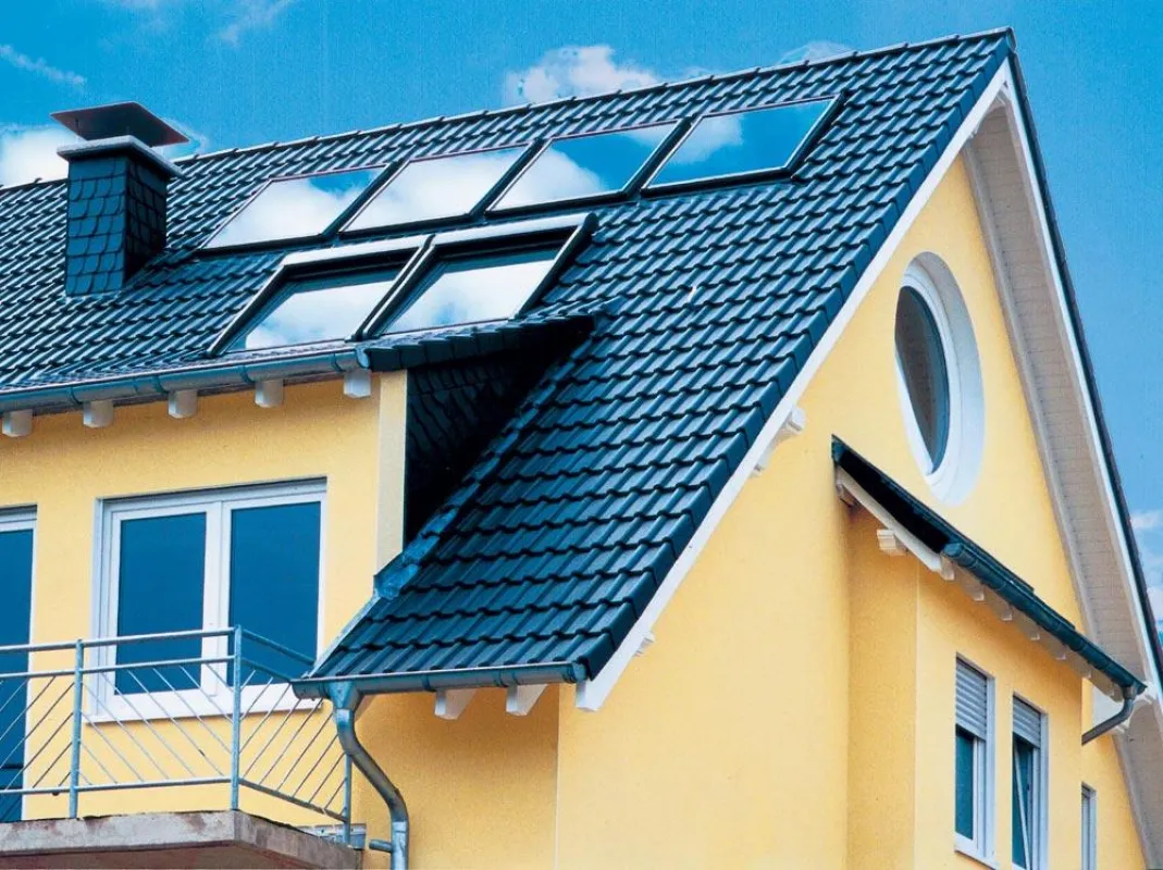 Im Sommer reicht die Solarthermie oft aus, um den Energiebedarf für Warmwasser zu decken. Foto: Velux