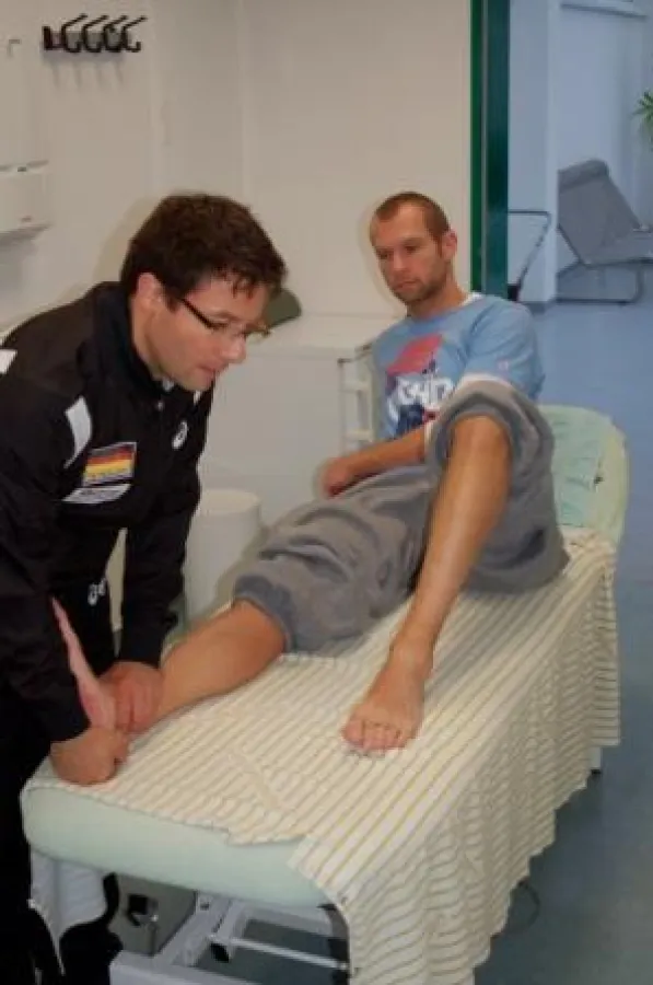 v.l. Michael Roser, Leiter Ambulantes Rehazentrum Rosenheim, Thomas Kröger, ehem. Volleyballnationalspieler