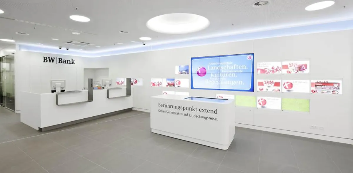 Berührungspunkt extend: Interaktiver Medientisch mit Steglos Display Wand im Hintergrund.