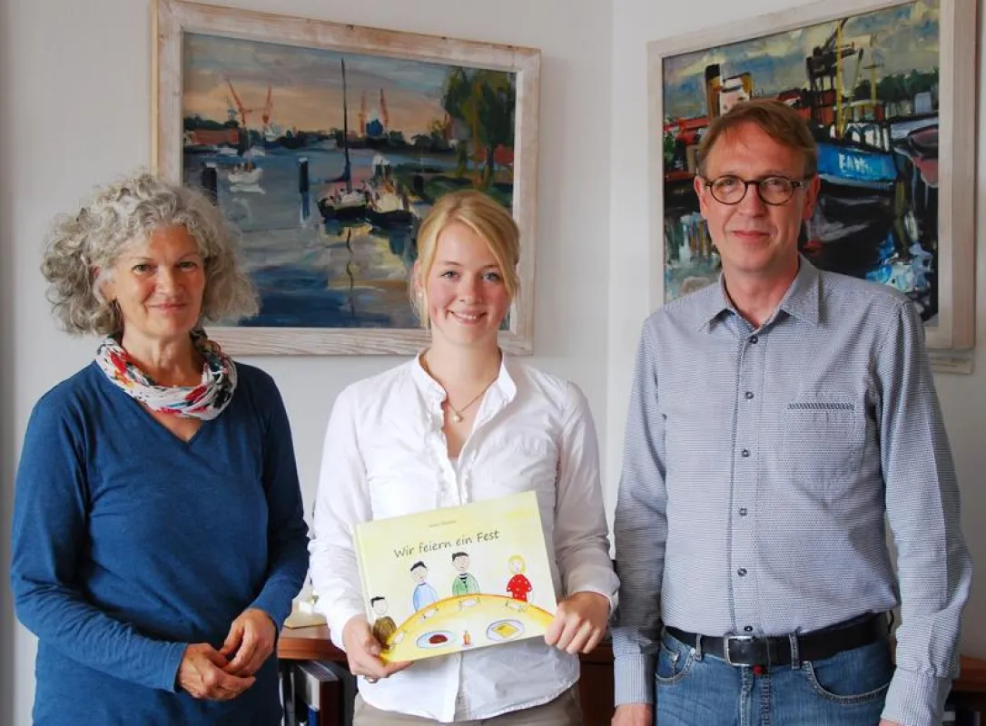Anna Ohmann (Mitte) mit ihren beiden Prüfern Dr. Katharina Schultz und Prof. Dr. Eric Mührel (Bild: Hochschule Emden/Leer)