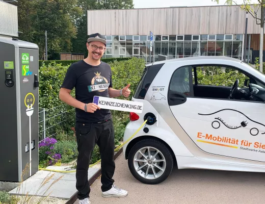 Bild: Kennzeichenking.de schenkt Berlinern bei Neuzulassungen für Hybrid- und E-Kfz die Wunschnummernschilder