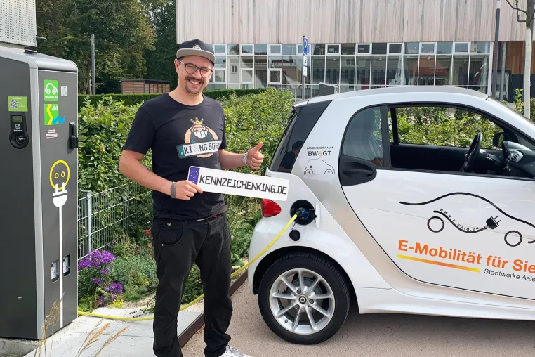 Bild: Kennzeichenking.de schenkt Berlinern bei Neuzulassungen für Hybrid- und E-Kfz die Wunschnummernschilder