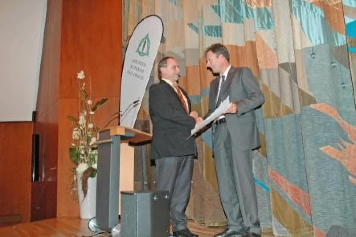 Stellvertretend für alle Mitarbeiterinnen und Mitarbeiter des Asklepios Klinikums Bad Abbach nahm Verwaltungsdirektor Raimund Rauscher (l.) die KTQ-Zertifikate von Dr. Martin Felger, dem Leiter der Ze