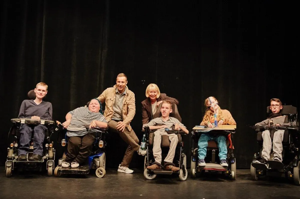 Patrick, Melanie, Ben, Gloria und Julian (von links) dahinter Kai Pflaume und Ute Nerge