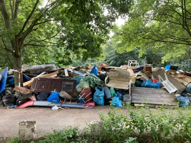 Bild: Die Sperrmüll-Flut nach der Hochwasser-Katastrophe