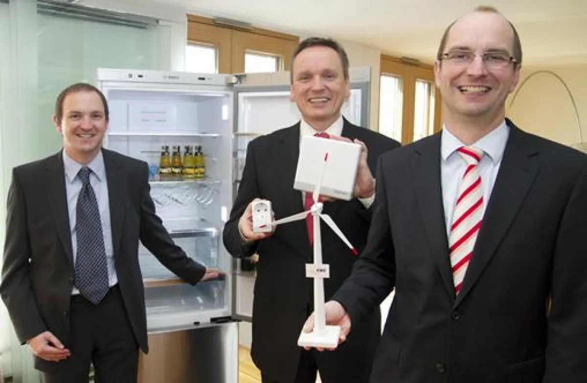 Testen den intelligenten Ku?hlschrank: Martin Leitl-Nobel (BSH), Wolfgang Luth (Diehl) und Andreas Ballhausen (EWE, v.l.).