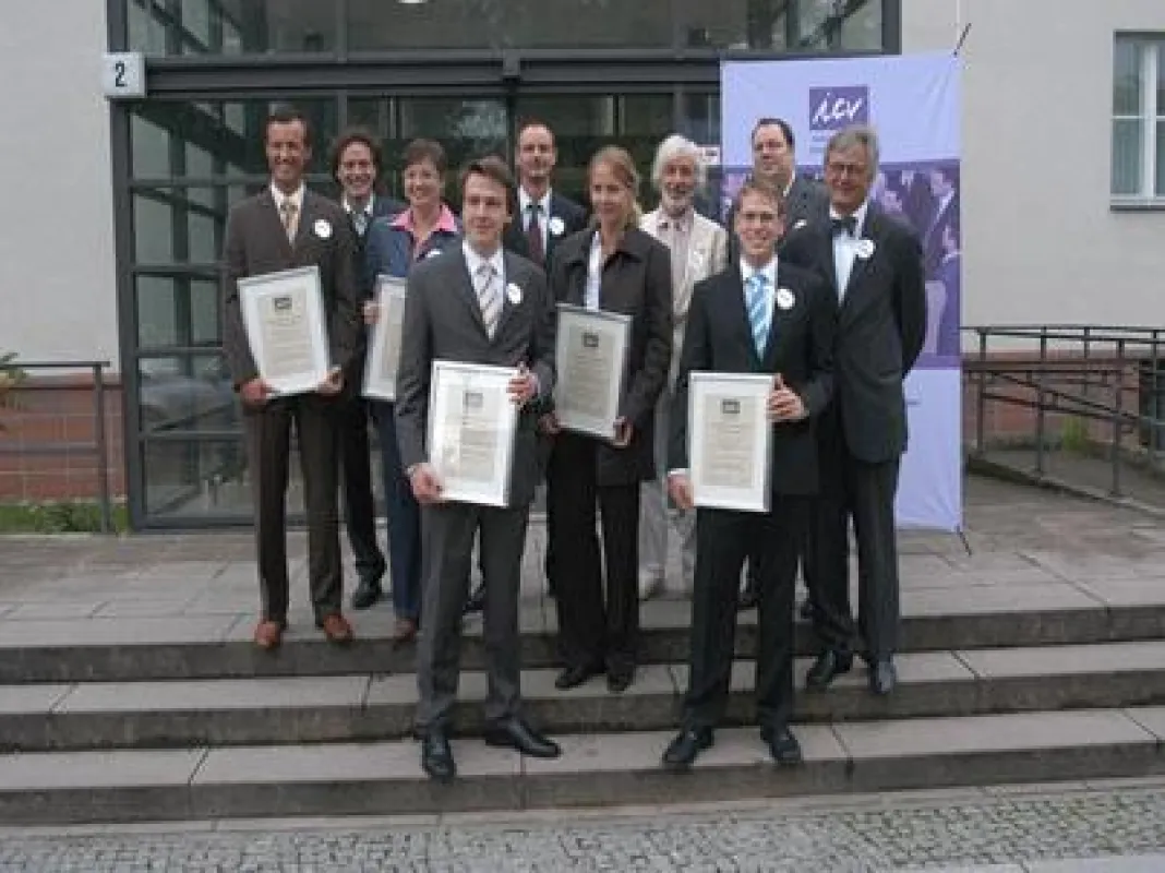 Dominik Höhler, Gewinner des Controlling-Nachwuchspreises 2007 (Bild: vorne, rechts), im Kreis der Preisträger, betreuenden Professoren, der Jury und Sponsoren.
