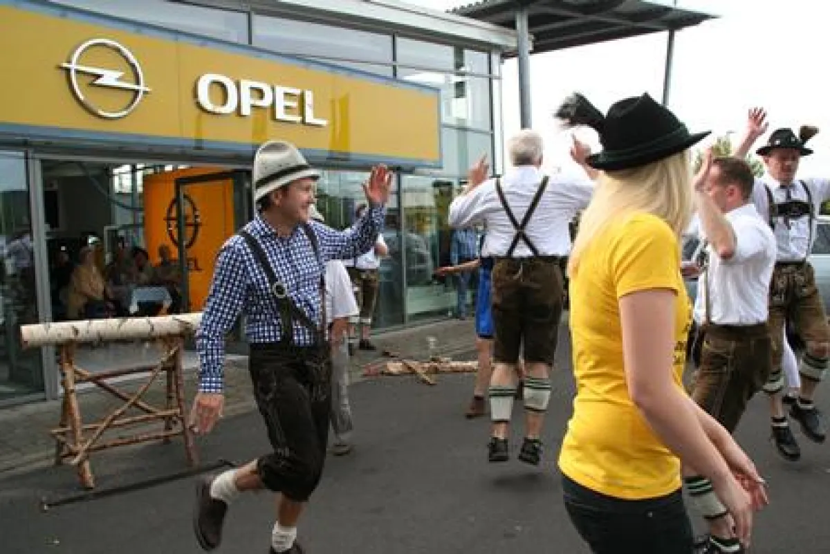 Autohaus-Geschäftsführer Jörg Heidenreich stellte beim Oktoberfest sein Plattl-Können unter Beweis.