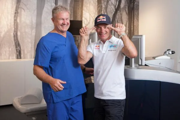 Bild: Segelprofi H. Steinacher lässt sich von LASIK-Spezialist Matthias Maus im sehkraft Augenzentrum Wien lasern