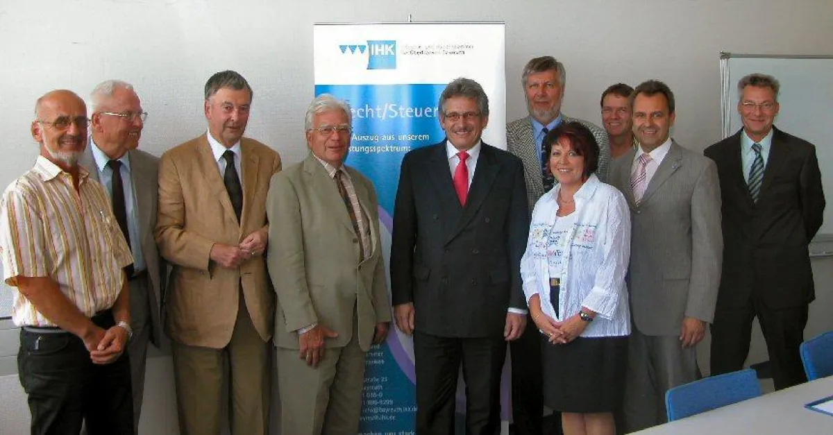 Unser Foto zeigt den neu gewählten Vorsitzenden des Ausschusses, Karl Fleischer (6. v.r.) und seinen Stellvertreter Michael Staudt (5. v.r.) mit IHK-Hauptgeschäftsführer Joachim Hunger (2. v.r.) und d
