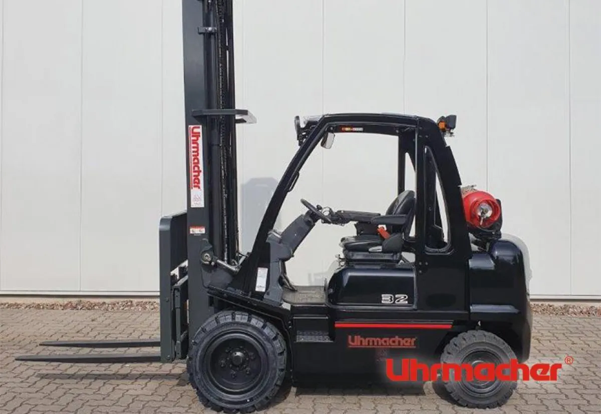 DX Gegengewichtsstapler mit Sonderlackierung  ©Uhrmacher Industriefahrzeuge KG