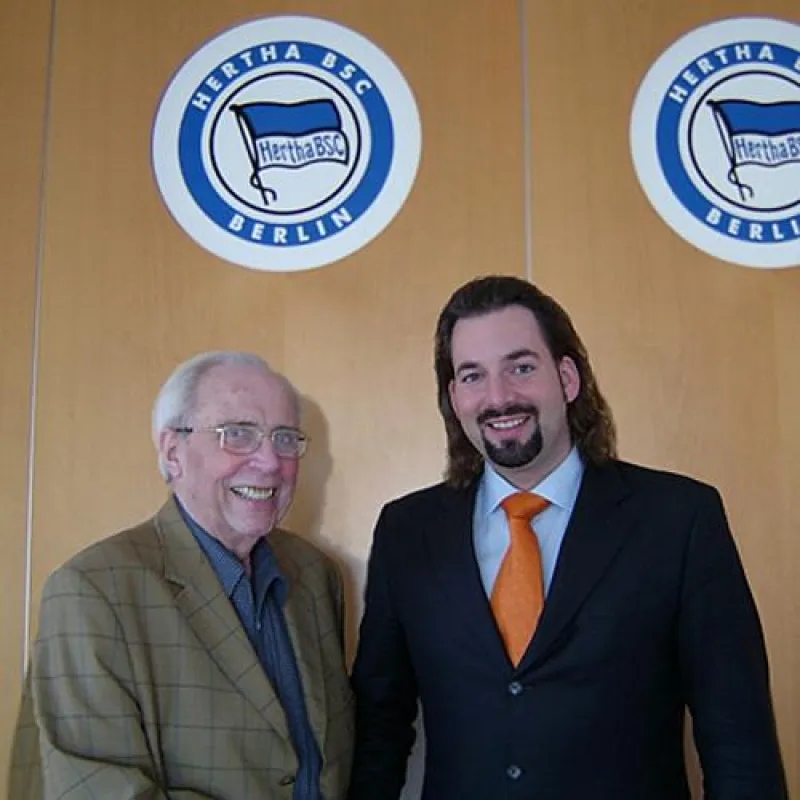 Wolfgang Holst (links) und Oliver Stollorcz beim obligatorischen Händedruck