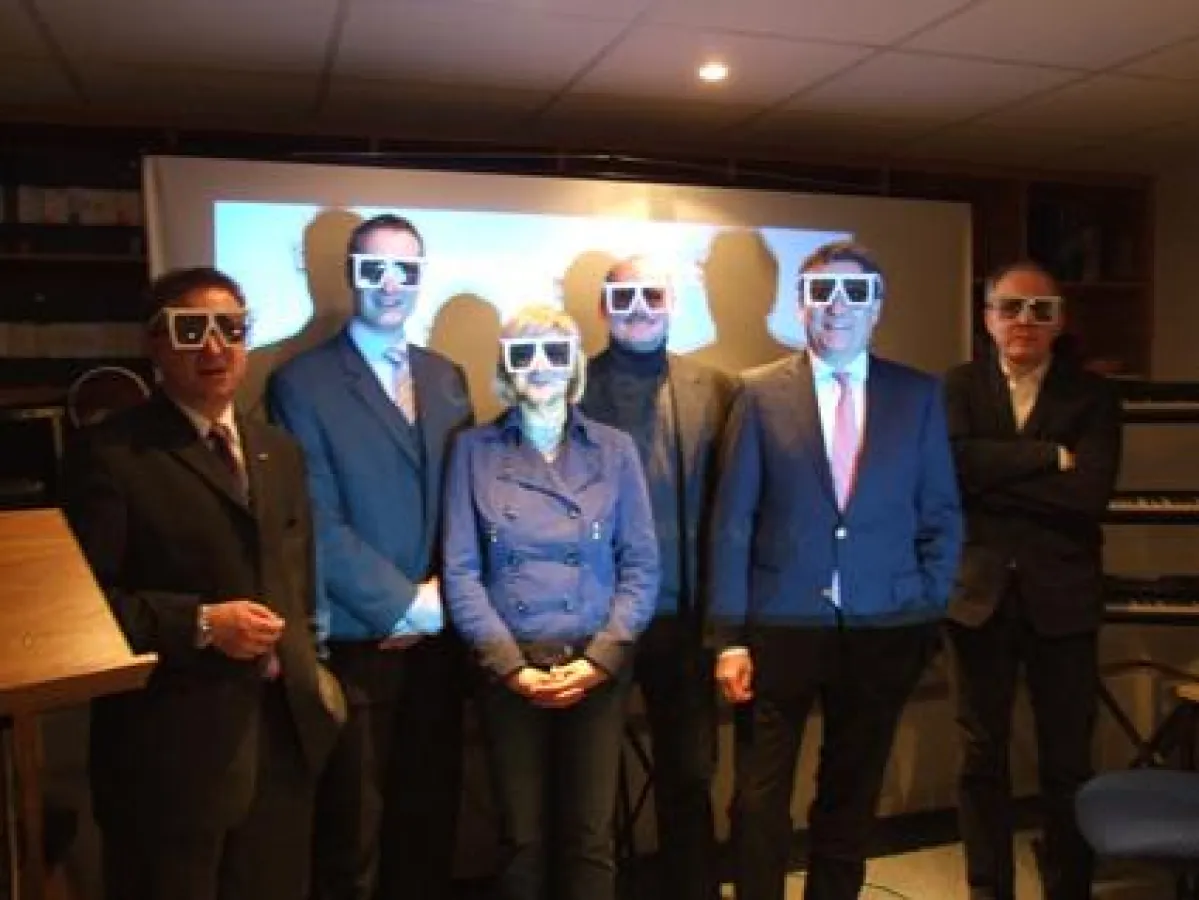 Politik in 3D: v.l.n.r.: Thomas Raue (Bürgermeister Habichtswald-Ehlen), Björn Sänger (FDP-Bundestagsabgeordneter), Nadine Kre