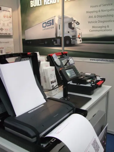 Weltneuheit: Mobiles Drucken im LKW mit EU-Fahrerkarte des digitalen Tachographen – Printmatik statt Telematik Bild: Weltneuheit: Mobiles Drucken im LKW mit EU-Fahrerkarte des digitalen Tachographen – Printmatik statt Telematik