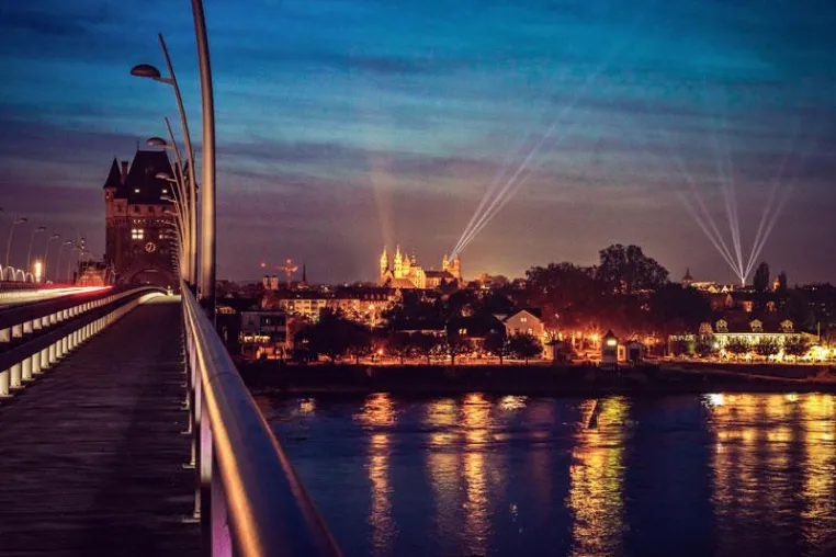 Bild: 1. ELATION Proteus-Lichtbrücke zum Reformationsjubiläum in Worms