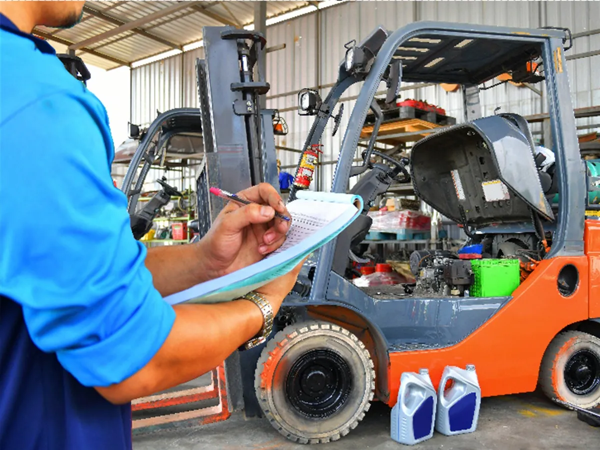 Stapler und Flurförderfahrzeuge prüfen (© Hoppe Unternehmensberatung)