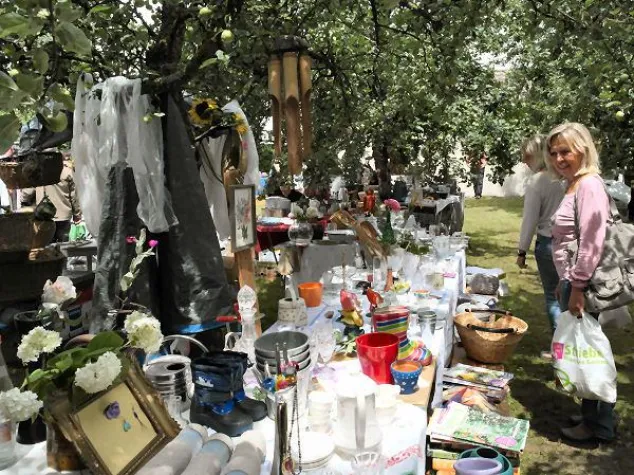 Bild: Stöbern und staunen bei der Liebenauer Gartentrödelei