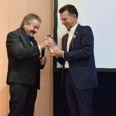 Bild: Frank Epping erhält PositionierungsExzellentAward für herausragendes Konzept