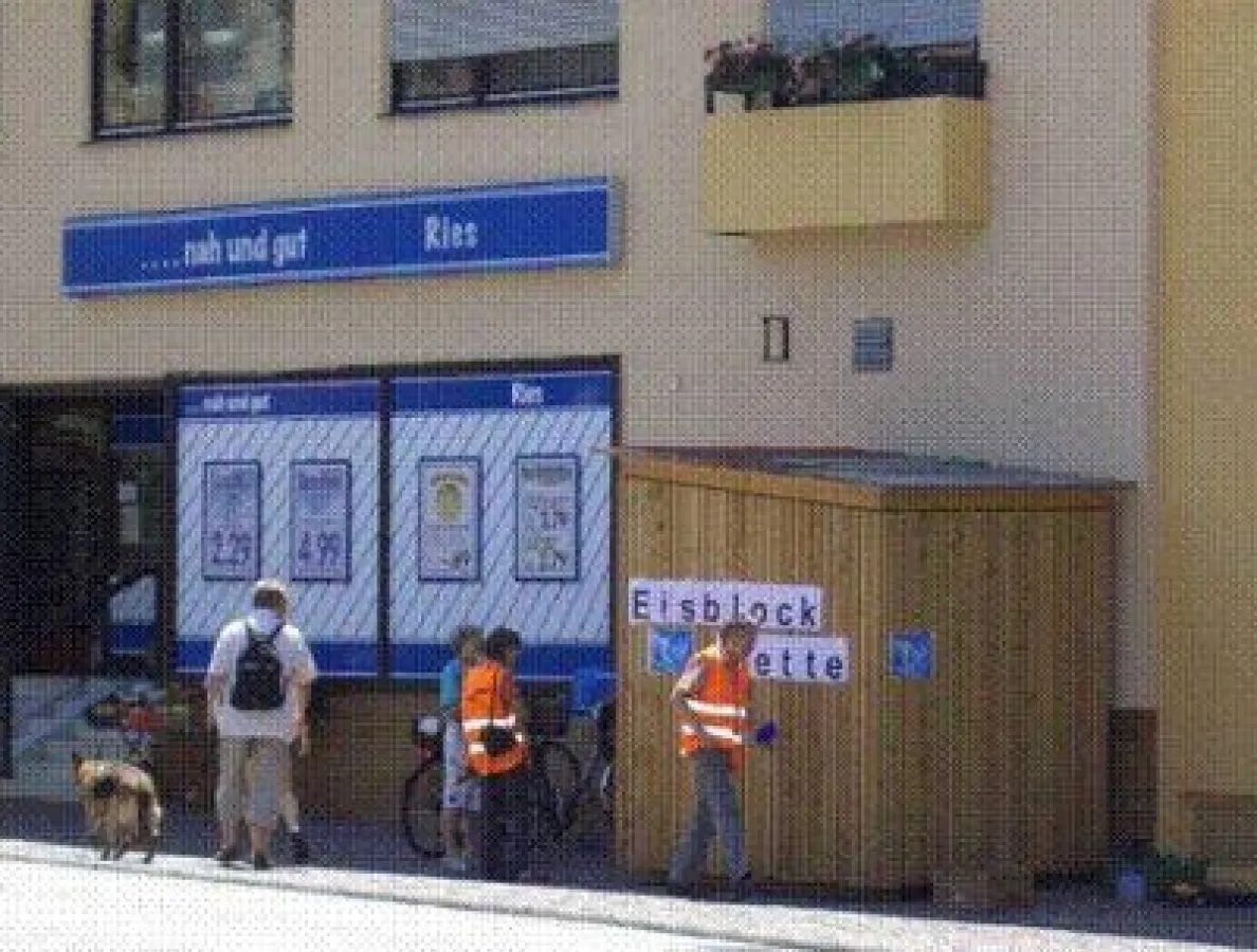 Wie viel bleibt von einem Kubikmeter Eis nach 9 Wochen Sommerhitze übrig, der in einer nach Passivhausstandart gebauten Hütte lagert?