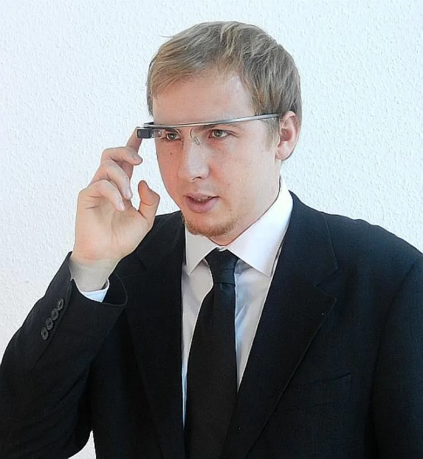Senior Developer Till von Wenzlawowicz bei der Demonstration von Google Glass