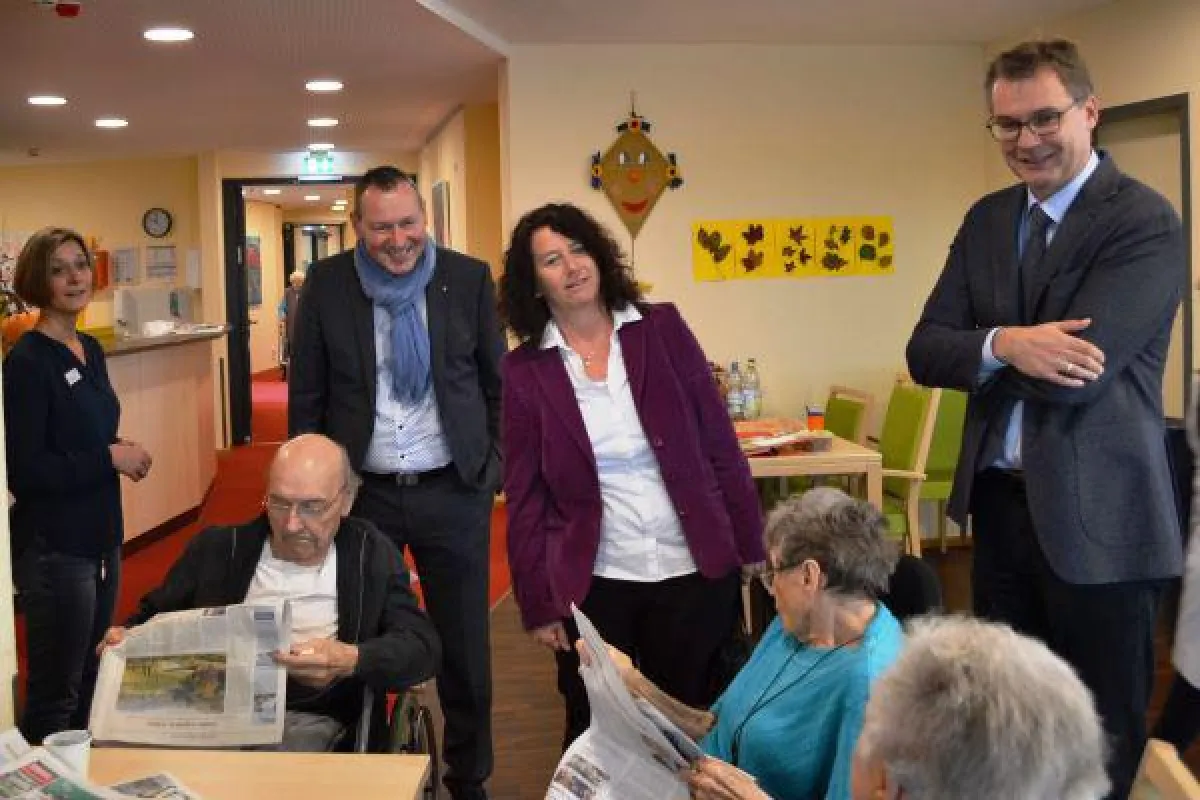 MdL Petra Krebs (Mitte) unterhielt sich mit Bewohnern bei der Besichtigung des Hause St. Martin.