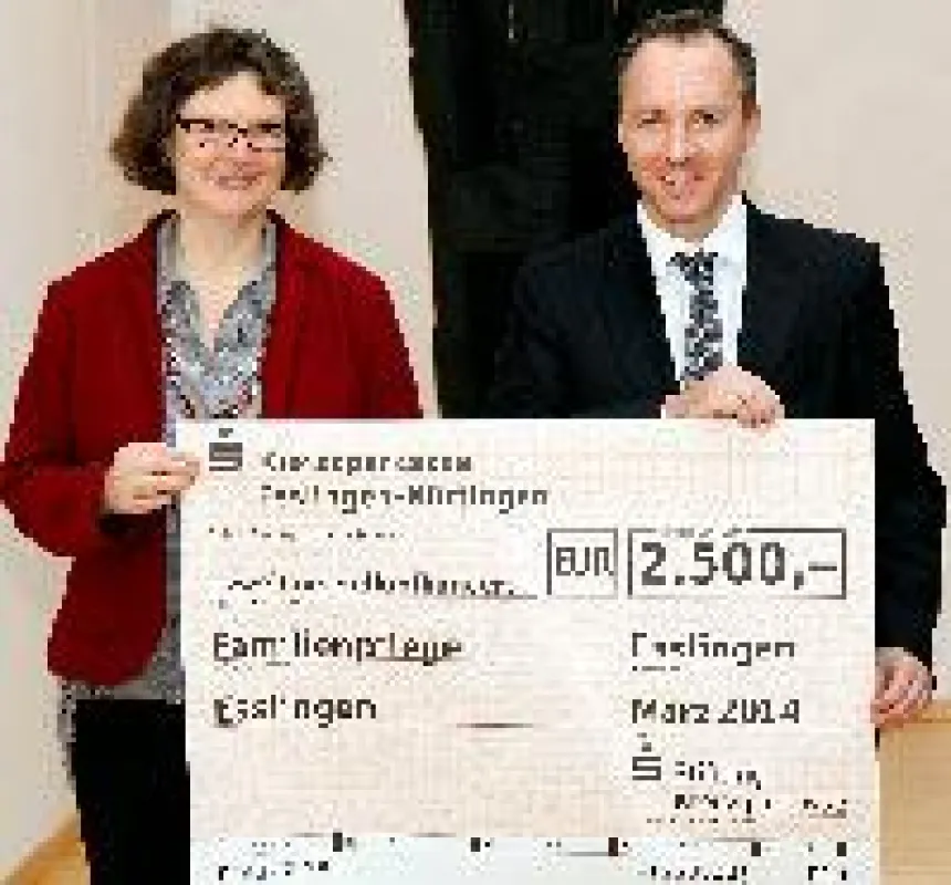 Oliver Kolb überreichte den Scheck an Claudia Pukrop.