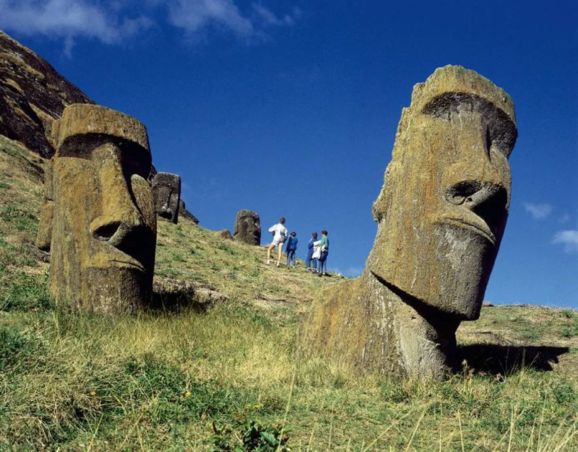 Die Moais, die imposanten Steinfiguren der Osterinsel, geben Forschern immer noch Rätsel auf