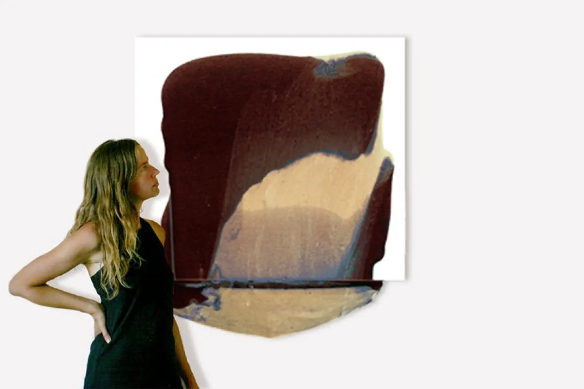 GRIETEKE vor einer ihrer aktuellen Arbeiten