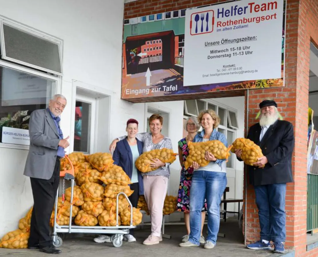 Jens-Peter Hillers (re.) bei der Übergabe der Kartoffeln an Bernd P. Holst vom HelferTeam Rothenburg