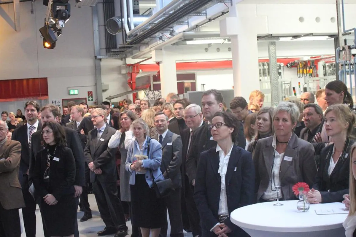 Interessierte Zuhörer bei der Einweihung der neuen Produktionshalle