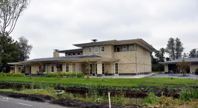 Bild: Klassische Architektur in Vinkeveen NL – Villa am See wurde mit Sandwichelementen aus Deutschland gebaut.