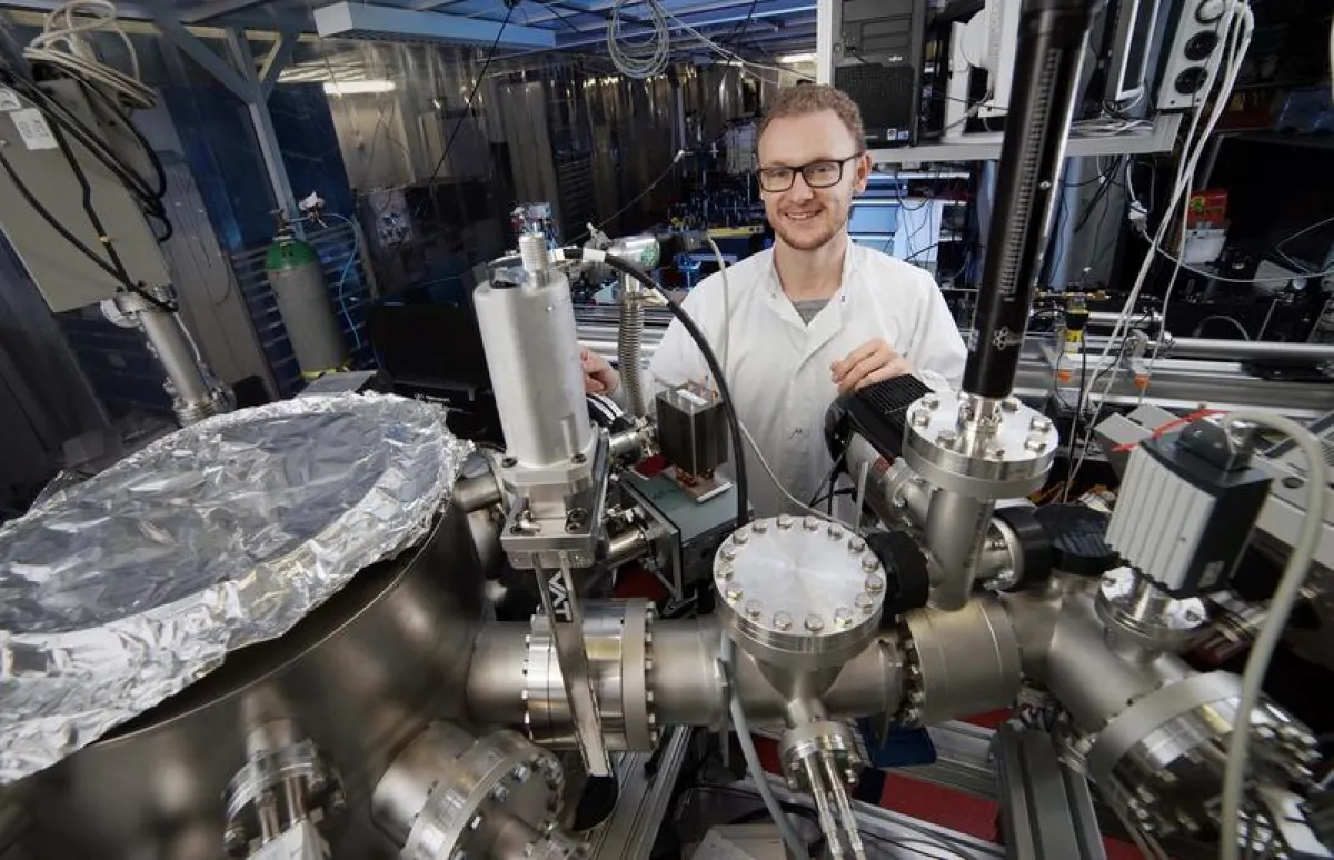 Der Jenaer Physiker Silvio Fuchs in einem Labor am Institut für Optik und Quantenelektronik der Universität Jena. ((Foto: Jan-Peter Kasper/FSU))