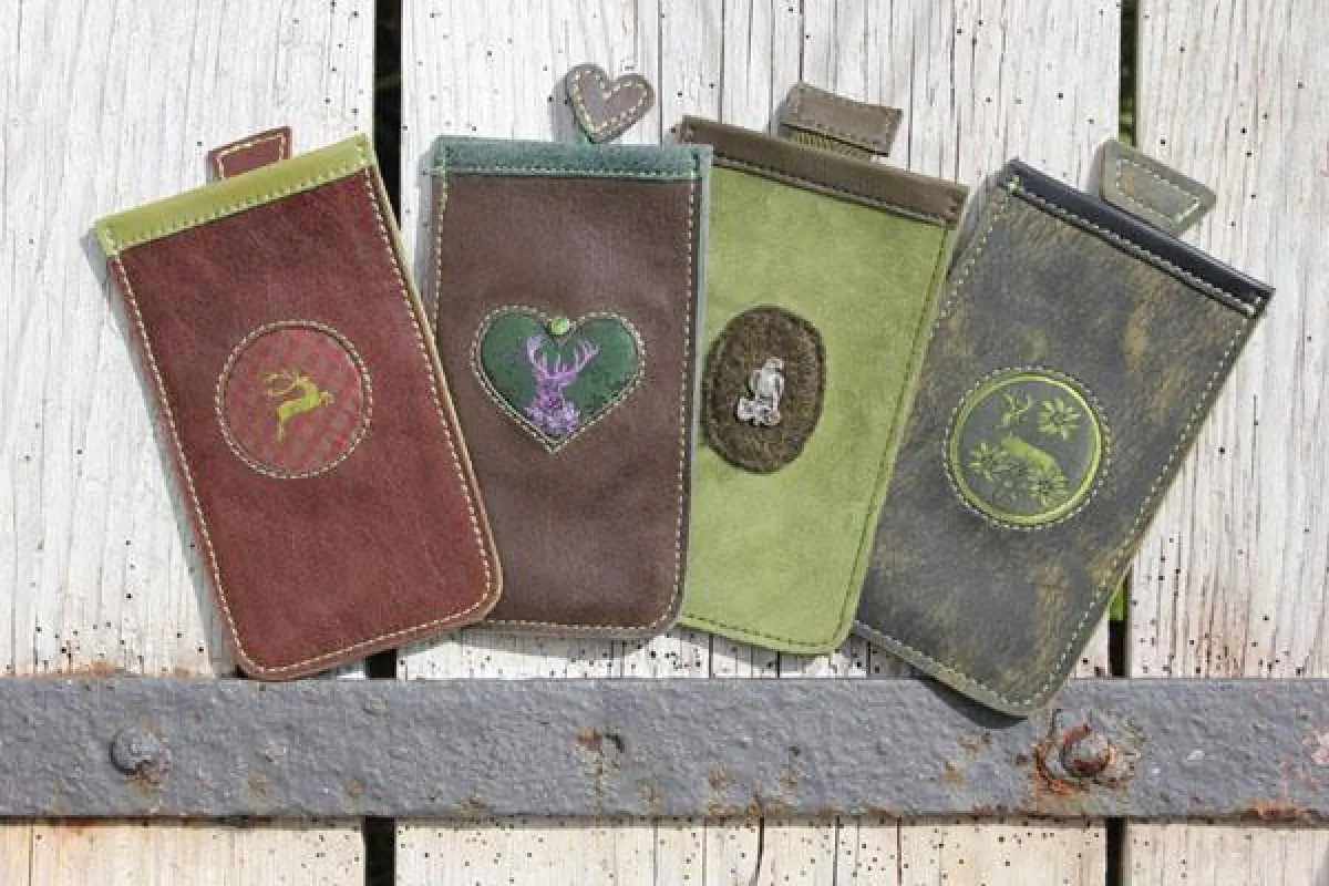 Originelles Design kennzeichnen die handgefertigten Handytaschen von Alpenliesl. Bild: Alpenliesl