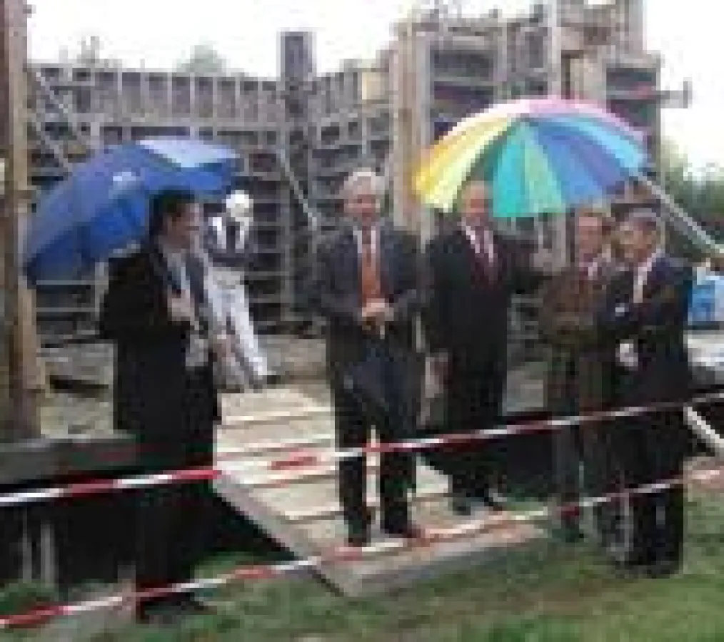 Freuen sich über die Erweiterung des Firmensitzes (von links nach rechts): Dr. Volker Kruschinski, Bürgermeister Norbert Ballhaus, Leo Schleupen, Prof. Dr. Dr. Gerhard E. Ortner, Manfred Diebitz