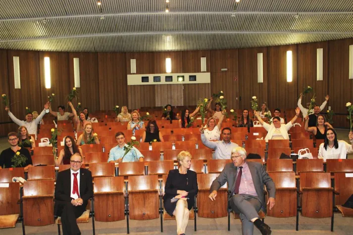 Bild: Erdinger Pflegeschule verabschiedet besonderen Jahrgang