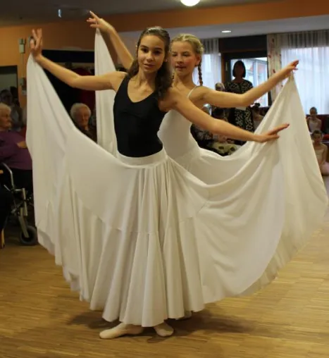 Bild: Dornröschen, Esmeralda und Porzellanprinzessin zu Gast im Seniorenzentrum Aichwald