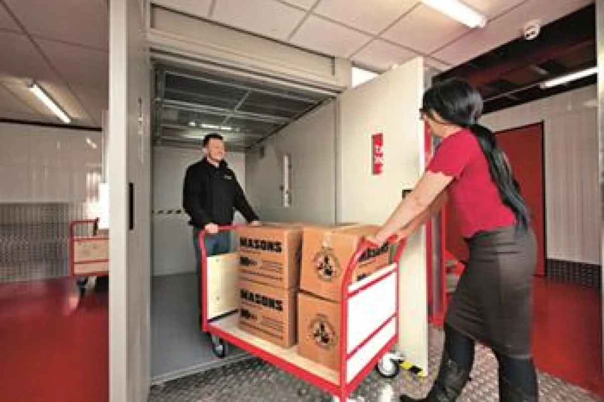 Mit dem Escorta-Aufzug können mehrere Warenbegleitpersonen fahren. Bild: ©Masons Selfstorage Ltd.