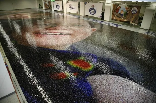 Bild: Das weltweit größte Foto-Mosaik fürs Guinness Buch - Foto Quelle spendet für krebskranke Kinder