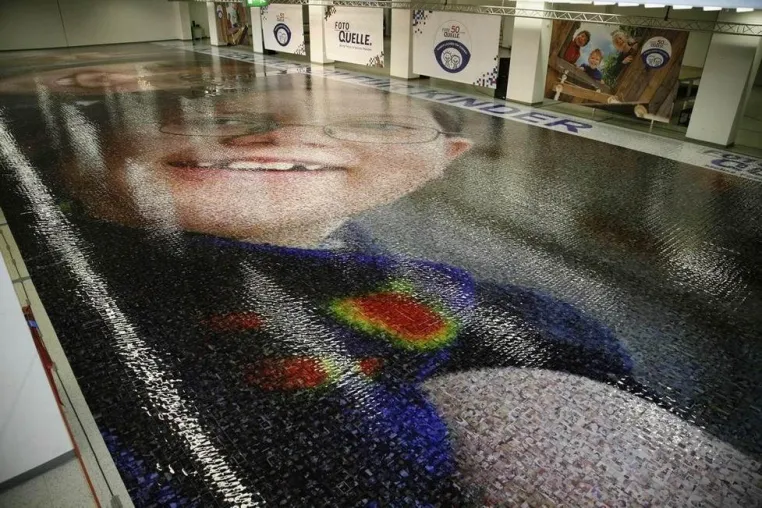 Das weltweit größte Foto-Mosaik fürs Guinness Buch - Foto Quelle spendet für krebskranke Kinder Bild: Das weltweit größte Foto-Mosaik fürs Guinness Buch - Foto Quelle spendet für krebskranke Kinder