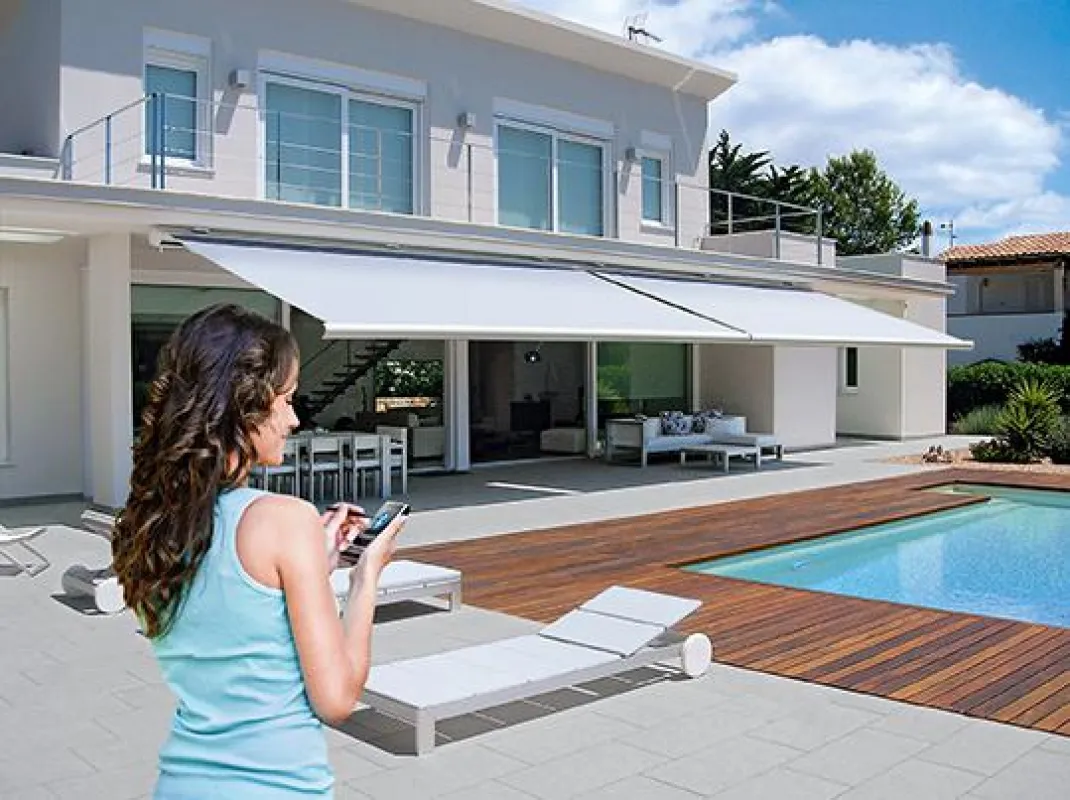Die concertronic-Soundtechnik der Gelenkarmmarkise markilux 6000 lässt sich per Bluetooth ansteuern.