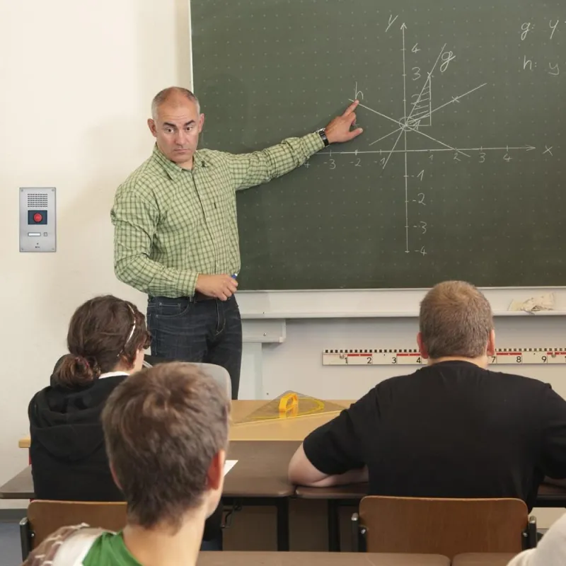 Robust und einfach zu bedienen sollten Intercom-Terminals für den Einsatz in Schulen sein. SCHNEIDER INTERCOM bietet solche Lösung