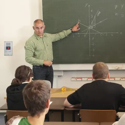 Bild: Bestnoten in Sicherheit: SCHNEIDER INTERCOM-Systeme für Schulen