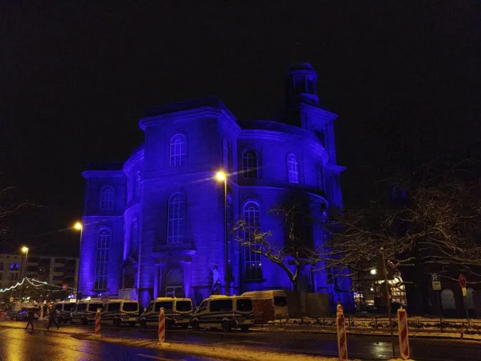 Bild: Blaues Licht auf rotem Sandstein . . .