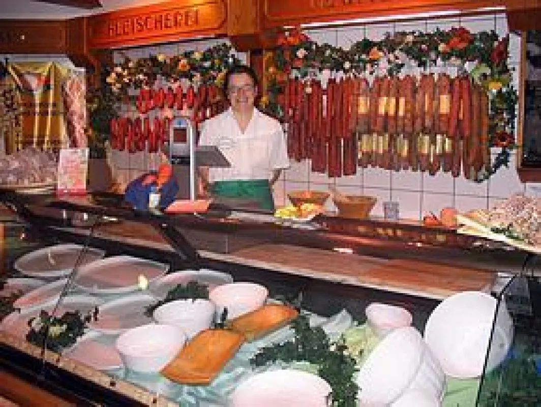 Landfleischerei Neumeier bietet Fleisch- und Wurstspezialitäten, Biofleisch, Partyservice sowie einen Wurstversand