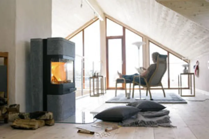 Bild: Flammenspiel im Widescreen – Kaminofenserie mit großer Glasfläche