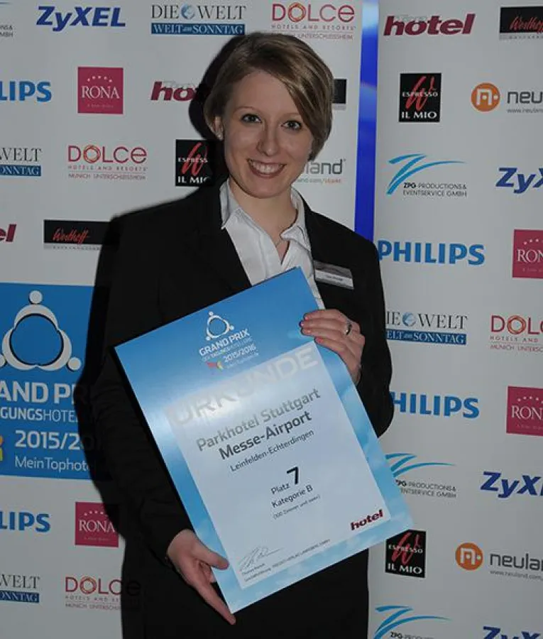 Lisa Hofsäß, Verkaufs- und Marketingassistentin, mit der Urkunde